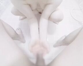 Perverted married woman who is happy to catch it with both hands by peeing