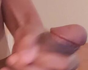 Jeune homme masturbe sa grosse queue noire devant une mature affamée de sexe...